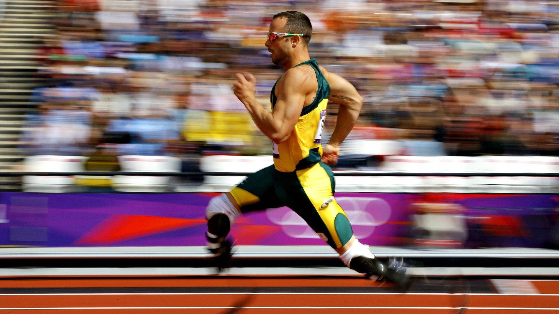 短暂休息后，球员们再度回到赛场上，场上球员喊暂停